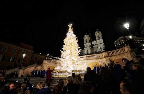 Piazza di Spagna, si accende il Natale firmato Dior.